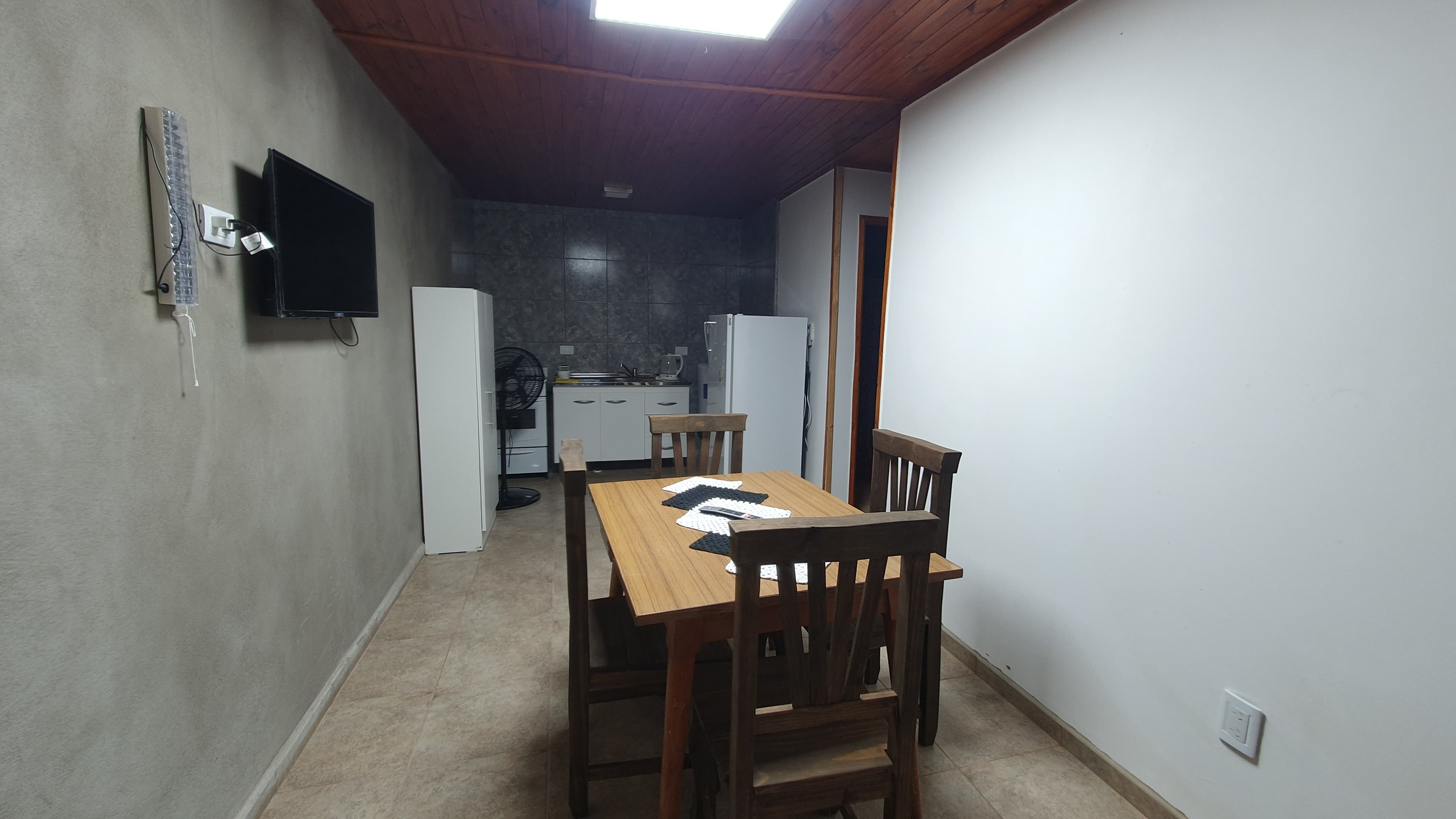 Interior de la cabaña, sala de estar.